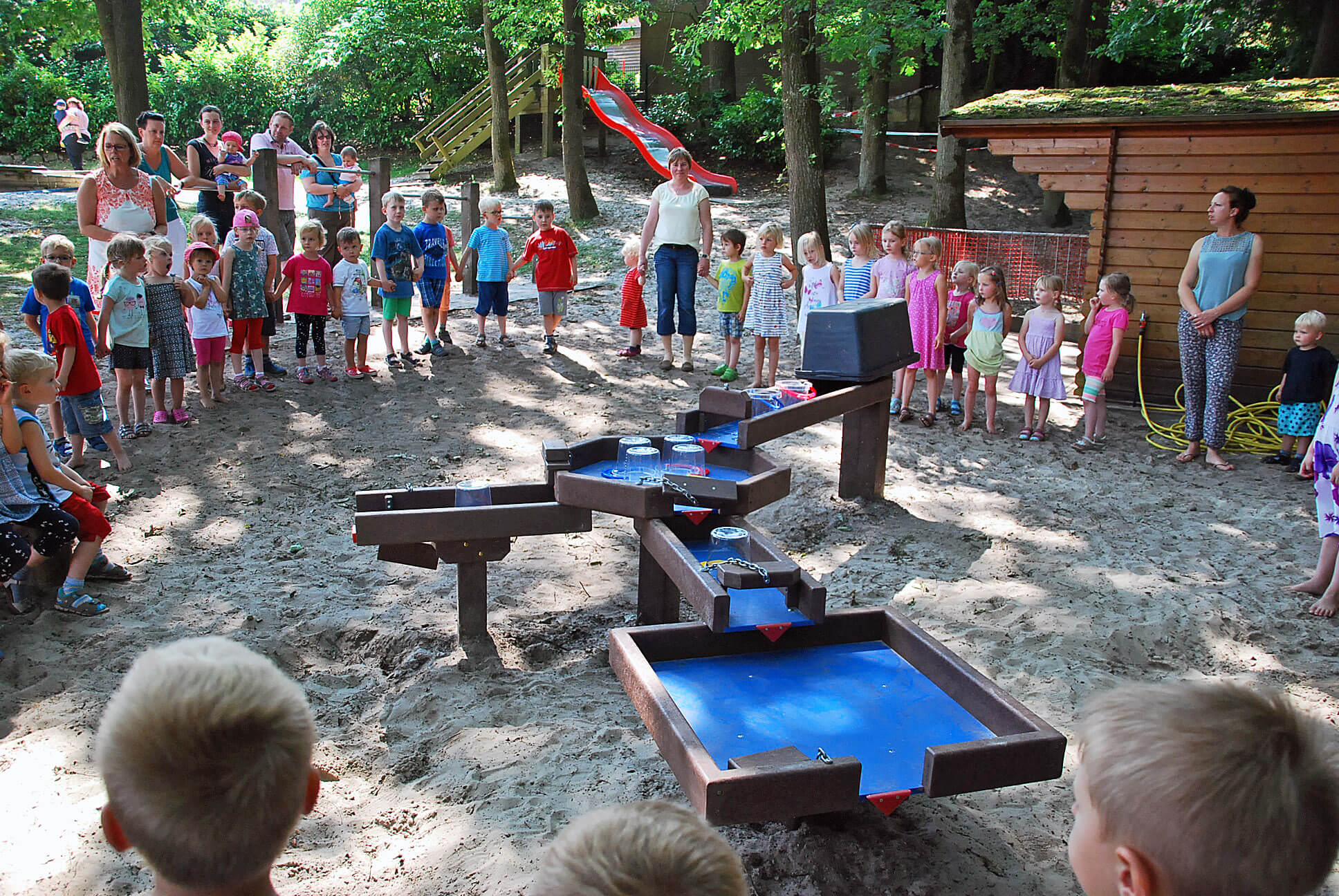 Wasser Spiel Matsch Bahn Im Kindergarten Maria Veen Eingeweiht Katholische Kirchengemeinde St Heinrich Reken